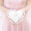 Biała poduszeczka w kształcie serca na obrączki ślubne z cyrkonią