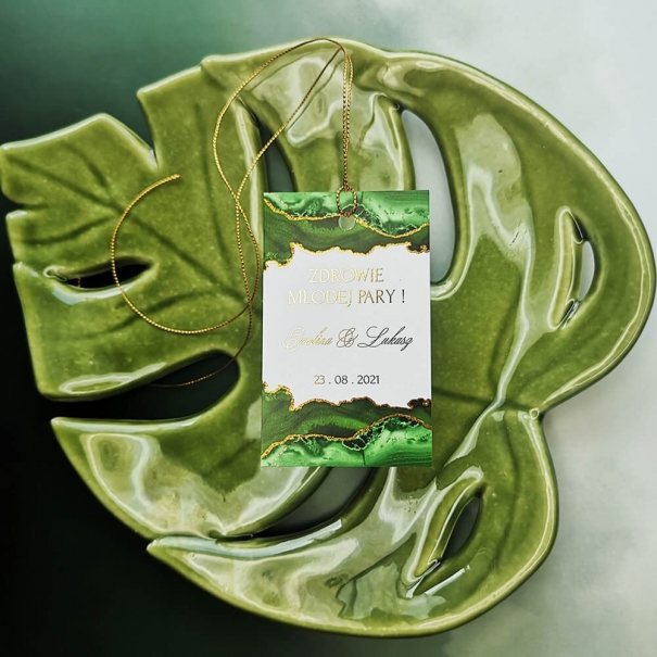 Zawieszki weselne na wódkę zielono złote z tekstem
