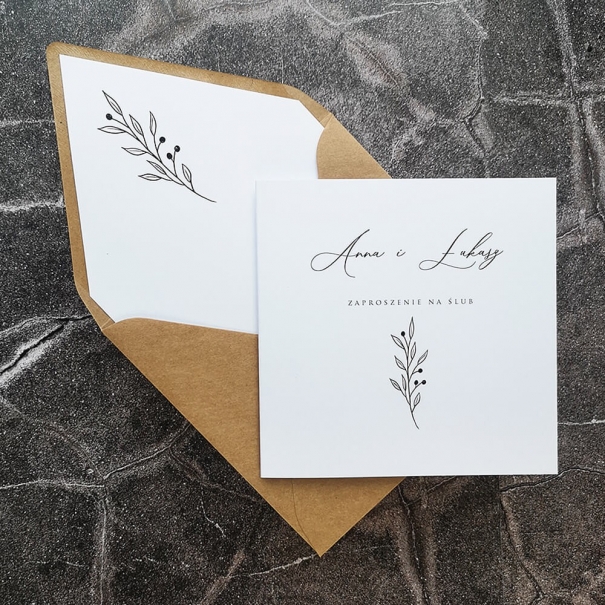 Minimalistyczne białe zaproszenie weselne z kopertą w stylu eko