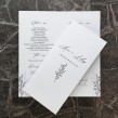 Karta menu weselnego z godzinami w białym kolorze z gałązką