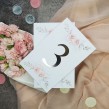 Eleganckie numerki na stół weselny ze srebrzeniem i pastelowymi różami