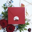 Okrągła naklejka na kopertę ślubną z motywem kwiatów piwonii i inicjałami