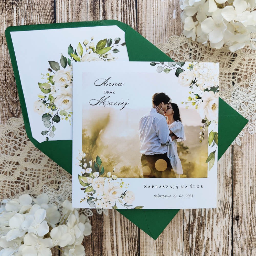 Tanie zaproszenie na ślub ze zdjęciem i białymi kwiatami