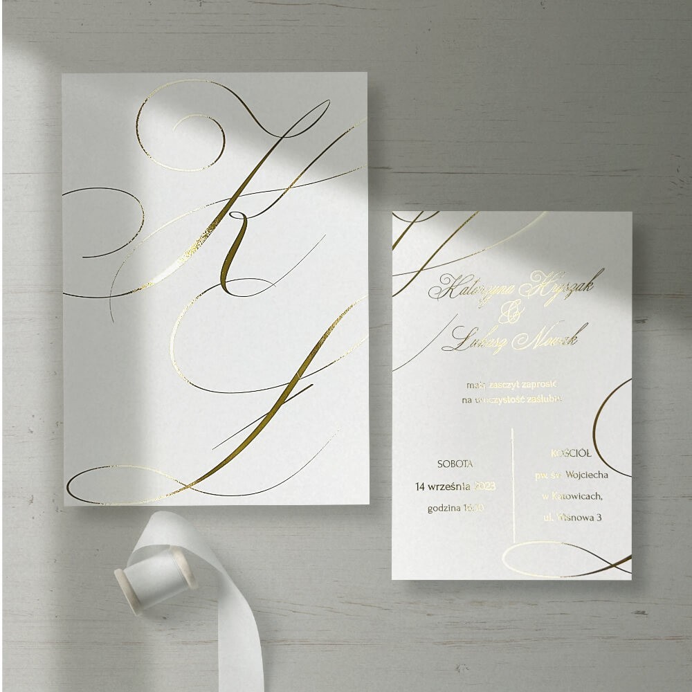 Klasyczne jednokartkowe zaproszenia na ślub ze złotym napisem