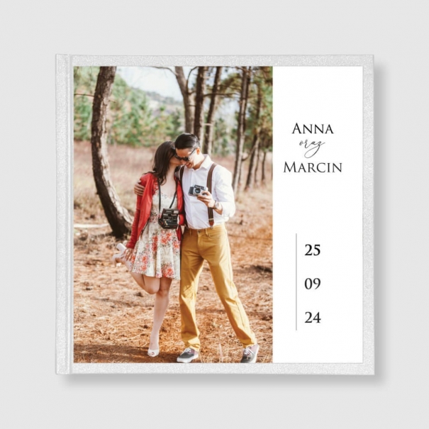 Piękna księga wpisów gości weselnych spersonalizowana zdjęciem pary młodej. Białe karty.