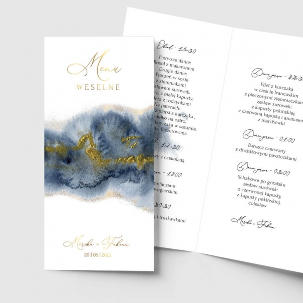 Składana na pół karta menu weselna z akwarelową niebieską grafiką. Złote napisy.