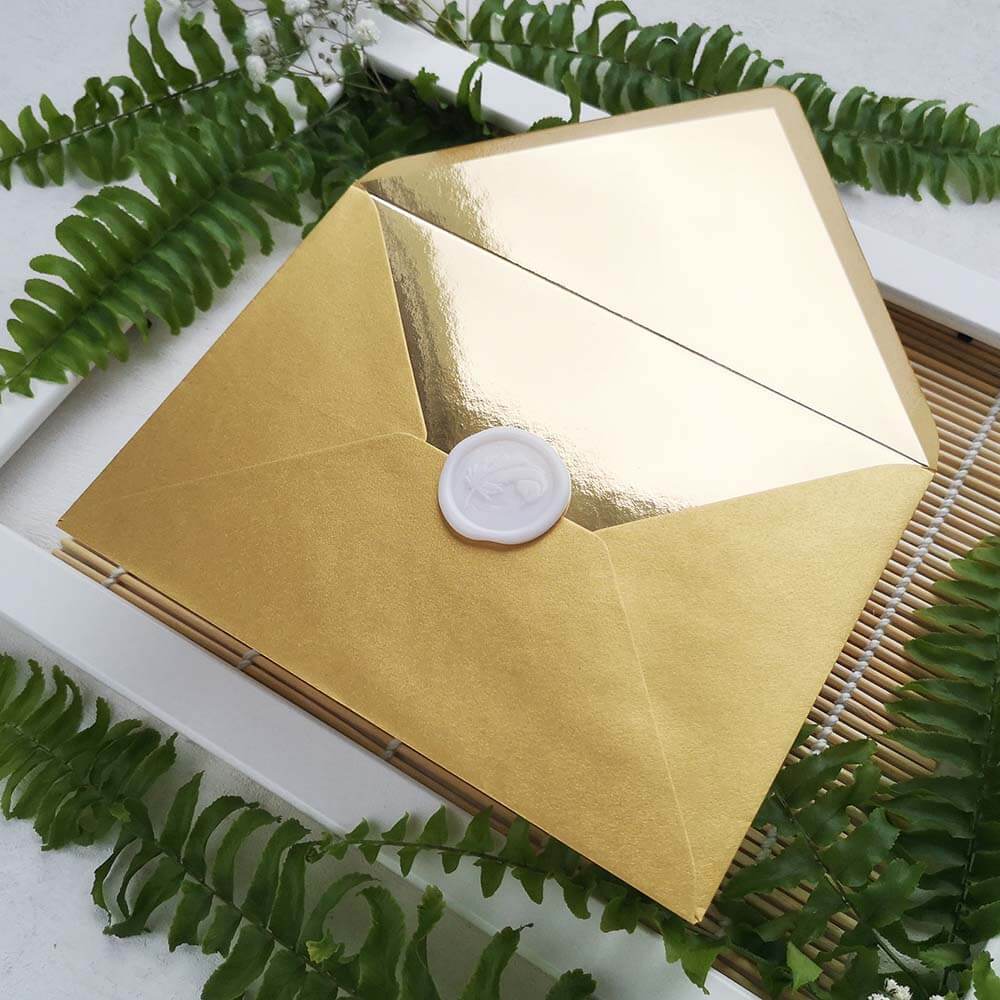 Złota koperta z lustrzanym papierem do zaproszeń
