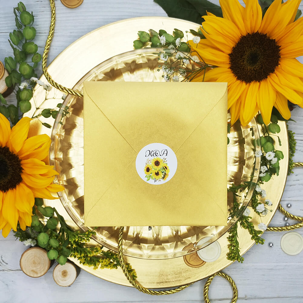 Złota koperta z kolorową naklejką z motywem słonecznik&oacute;w